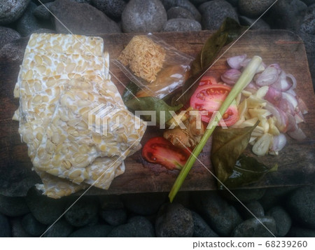 Tempeh, shallots, garlic, tomatoes, laos and lemongrass are thinly sliced before making vegetables Tempeh, shallots, garlic, tomatoes, laos and lemongrass are thinly sliced before making vegetables 68239260