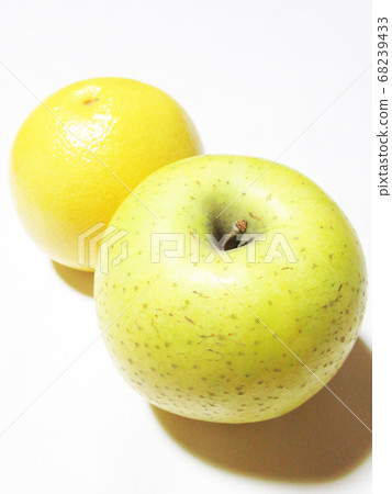 Green apple and grapefruit 68239433
