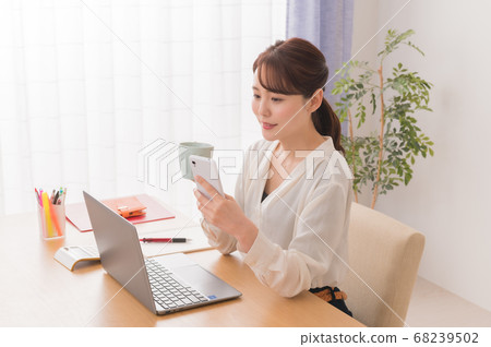 在家使用膝上型計算機的女商人遠程辦公 在家使用膝上型計算機的女商人遠程辦公 68239502