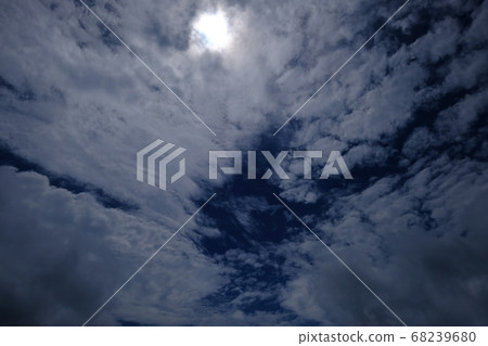 深藍色的天空特徵雲形狀 深藍色的天空特徵雲形狀 68239680