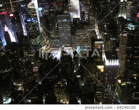 Night view overlooking Manhattan 68240180