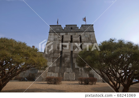 水原華城在韓國是一座古老的石頭建築。 水原華城在韓國是一座古老的石頭建築。 68241069