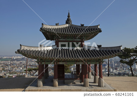 Hwaseong Fortress in Suwon is an old stone building in Korea. 68241101
