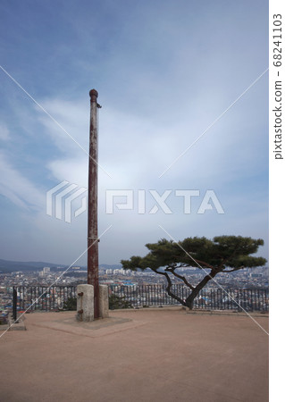 Hwaseong Fortress in Suwon is an old stone building in Korea. 68241103