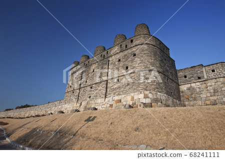 水原華城在韓國是一座古老的石頭建築。 水原華城在韓國是一座古老的石頭建築。 68241111