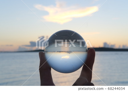 沖繩日落和水晶球 68244034