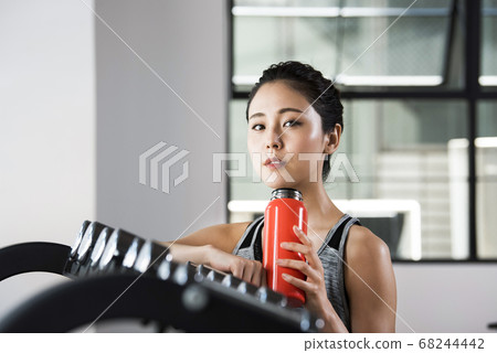 Jim woman portrait hydration 68244442