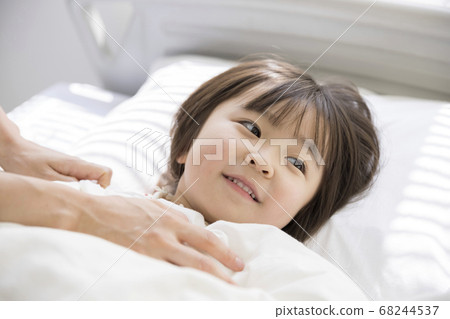 微笑的孩子和護士手頭躺在醫院的病床上 68244537