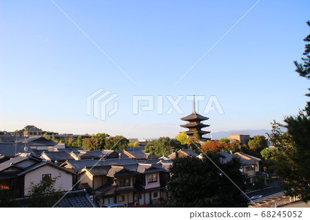 Kyoto and Yasaka Pagoda in the morning / Shimogawara Town, Kodaiji Temple, Higashiyama District, Kyoto City, Kyoto Prefecture 68245052