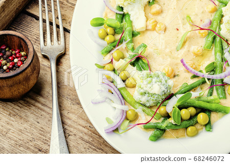 Hummus and variety of vegetable Hummus and variety of vegetable 68246072