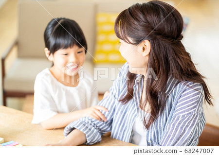 A girl who disturbs moms during telework. 68247007