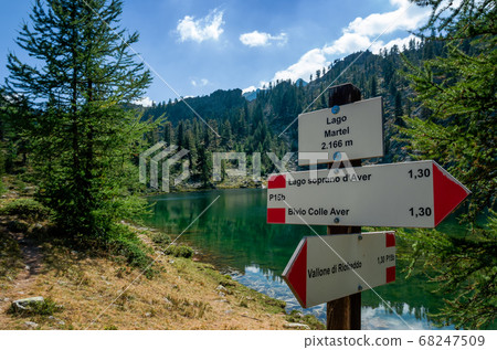 Mountain lake with trekking signboard Mountain lake with trekking signboard 68247509