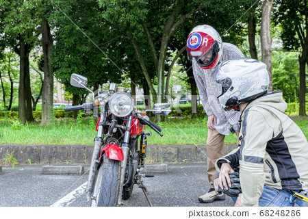 自行車生活高級騎手和中級騎手學習如何騎自行車 68248286