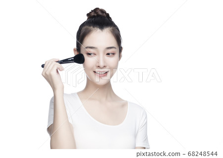 A young beautiful woman 68248544