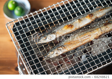 Grilling saury with seven wheels 68248621