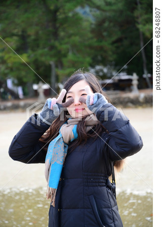 和平用雙手簽字的婦女 和平用雙手簽字的婦女 68248807