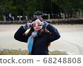 Women who peace sign with both hands 68248808
