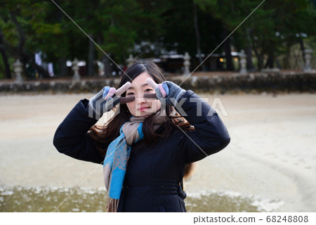 Women who peace sign with both hands Women who peace sign with both hands 68248808
