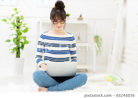 女人在家裡做遠程工作 68248856