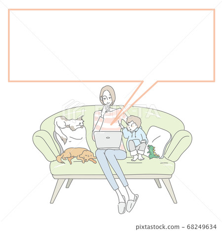 母親和孩子在沙發上看著一台個人計算機 母親和孩子在沙發上看著一台個人計算機 68249634