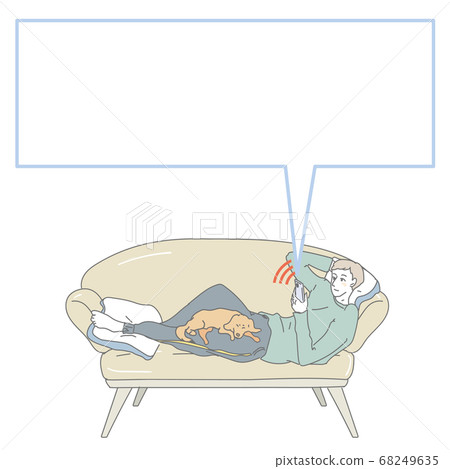 一個在沙發上操作智能手機的人 一個在沙發上操作智能手機的人 68249635