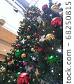 充滿裝飾品的聖誕樹 68250815