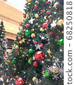 充滿裝飾品的聖誕樹 68250818