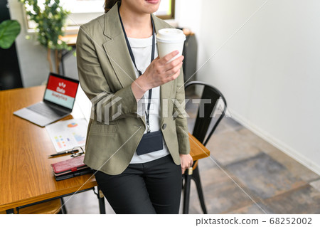 Business scene 68252002