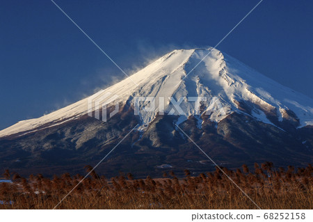 Snow-covered winter Fuji seen from Nashigahara Snow-covered winter Fuji seen from Nashigahara 68252158