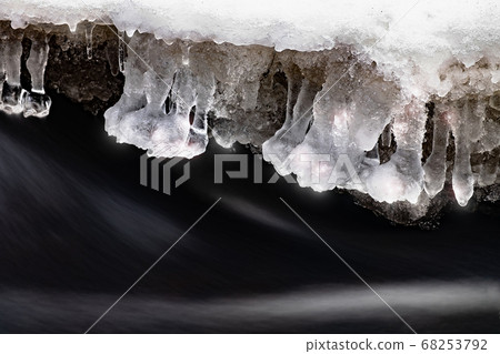 Freeze and water created amazing glittering shapes 68253792