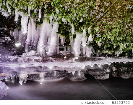 Dark green cold water of mountain stream in winter 68253793