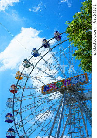 A new ferris wheel at Arakawa Amusement Park is under renovation 68254671