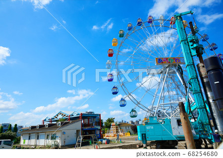 A new ferris wheel at Arakawa Amusement Park is under renovation 68254680
