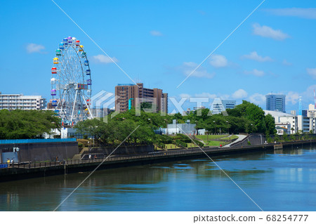 A new ferris wheel at Arakawa Amusement Park is under renovation 68254777