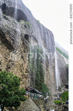 Maisan Pagoda Temple in Jinan on a rainy day Maisan Pagoda Temple in Jinan on a rainy day 68254895
