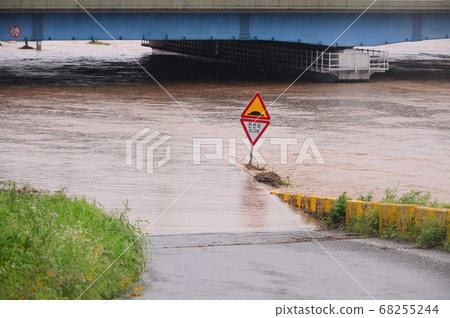 大雨淹沒的道路 68255244