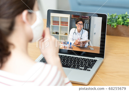 在線醫療一位在互聯網上諮詢醫生的年輕女子 在線醫療一位在互聯網上諮詢醫生的年輕女子 68255679