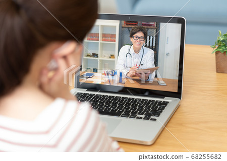 Online medical treatment A young woman who consults a doctor on the Internet Online medical treatment A young woman who consults a doctor on the Internet 68255682