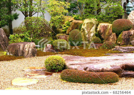 At the sunset of a Japanese garden, Kikuya residence's Kagoki stone At the sunset of a Japanese garden, Kikuya residence's Kagoki stone 68256464