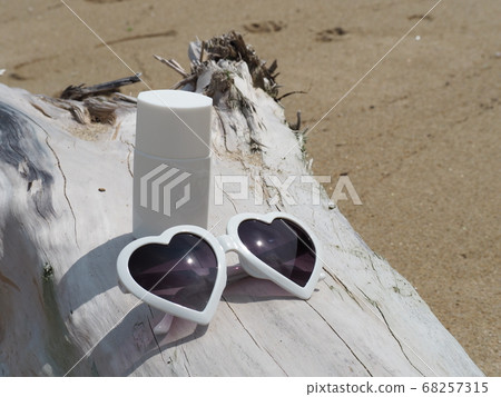 沙灘必備品,太陽鏡和浮木防曬霜 沙灘必備品,太陽鏡和浮木防曬霜 68257315