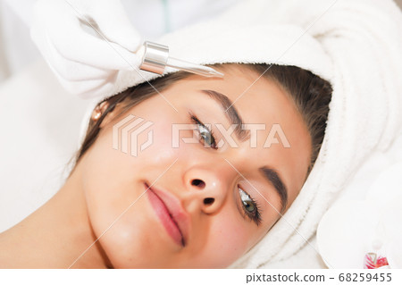 The concept of health, beauty, spa and leisure - beautiful woman and spa receiving massage 68259455