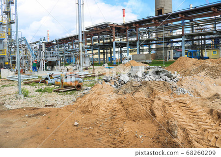 Construction of a large new industrial refinery 68260209