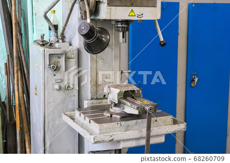 A large powerful iron metal bench-type screw A large powerful iron metal bench-type screw 68260709