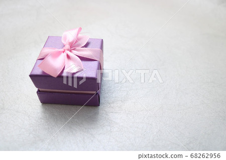 Violet gift beautiful festive cardboard small gift Violet gift beautiful festive cardboard small gift 68262956