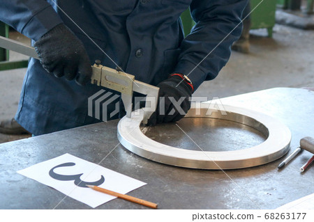The worker, the engineer measures the part 68263177
