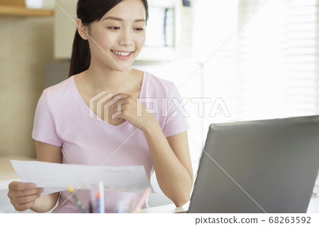 Business woman working at home 68263592