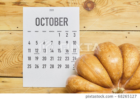 October 2020 monthly calendar with Pumpkin on wood 68265127