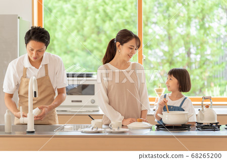 女孩和父母在廚房裡做飯 68265200