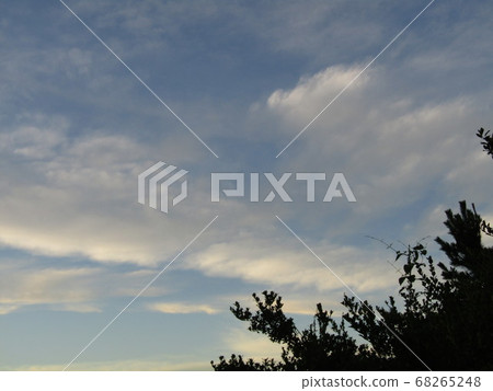 The eastern sky before dawn when the sunlight began to whiten 68265248