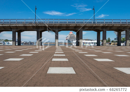 透過橋看豪華遊輪 68265772